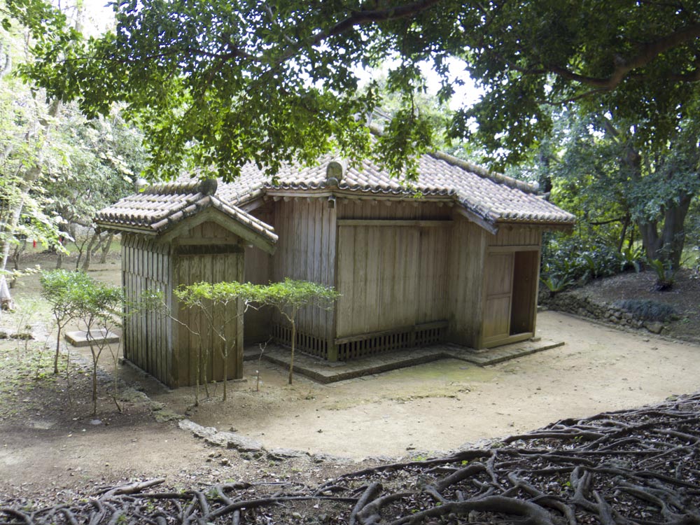 識名園の小屋とトイレ