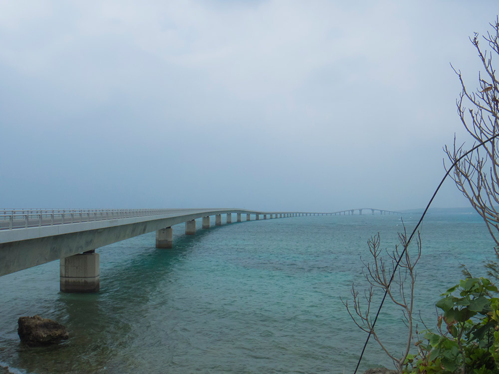 荘厳な感じの橋