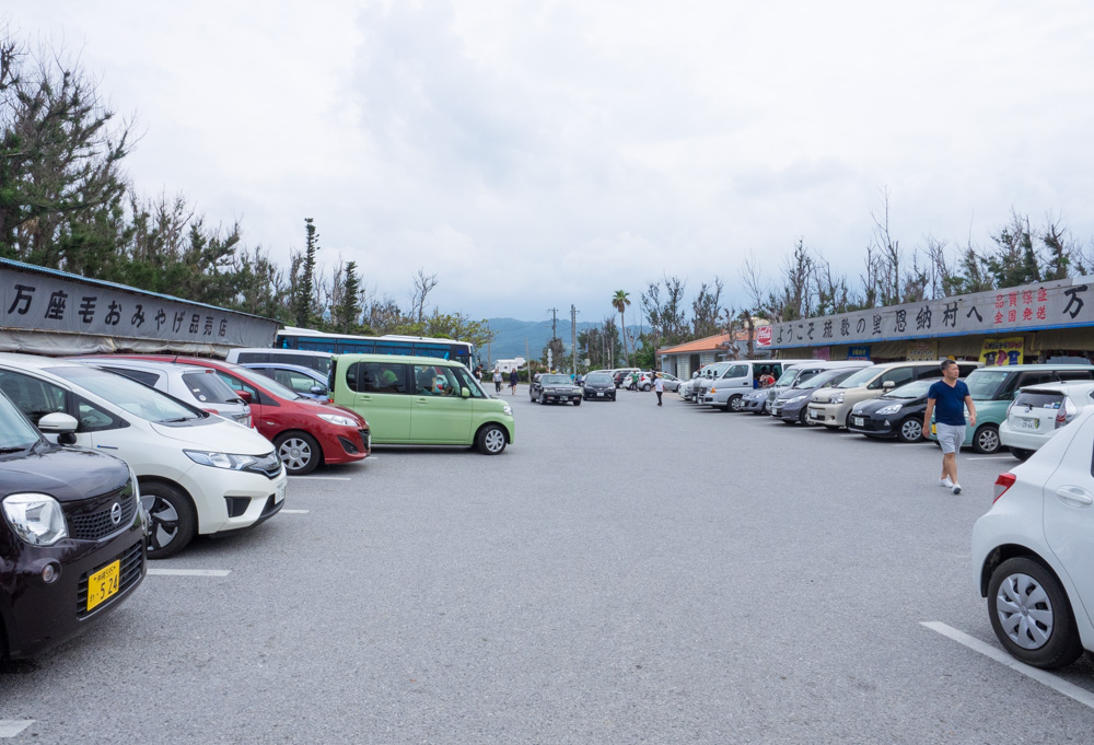 万座毛の無料駐車場