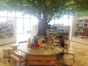 未来屋書店の木