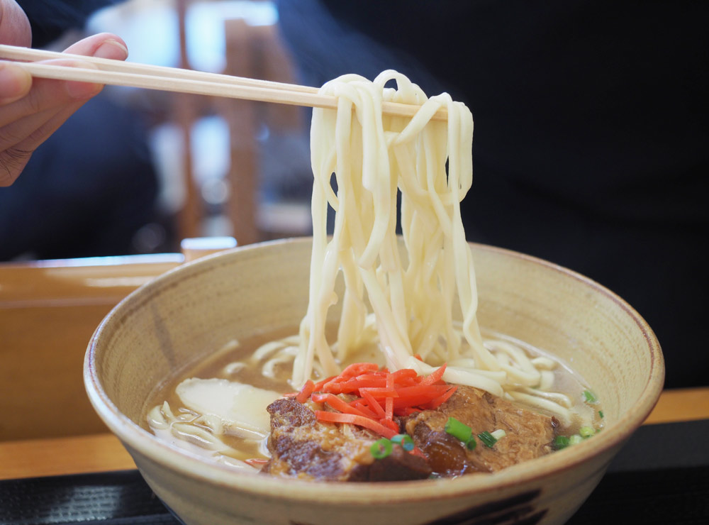 沖縄そばはストレート麺