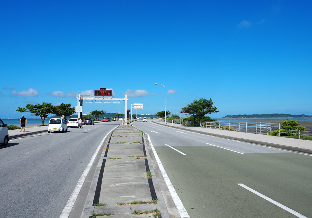 海中道路の入り口に駐車