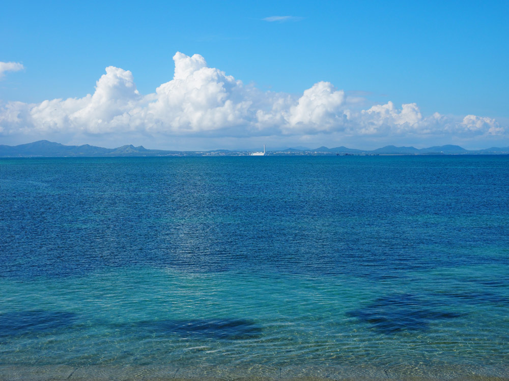 透き通る海