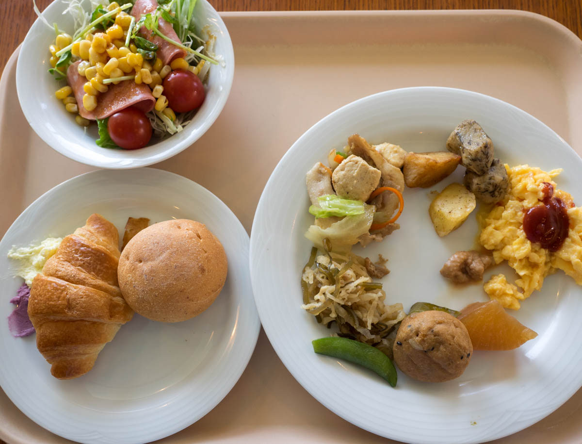 朝食バイキングの盛りつけ