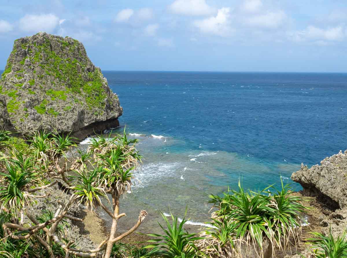 岩礁とリーフに囲まれた海