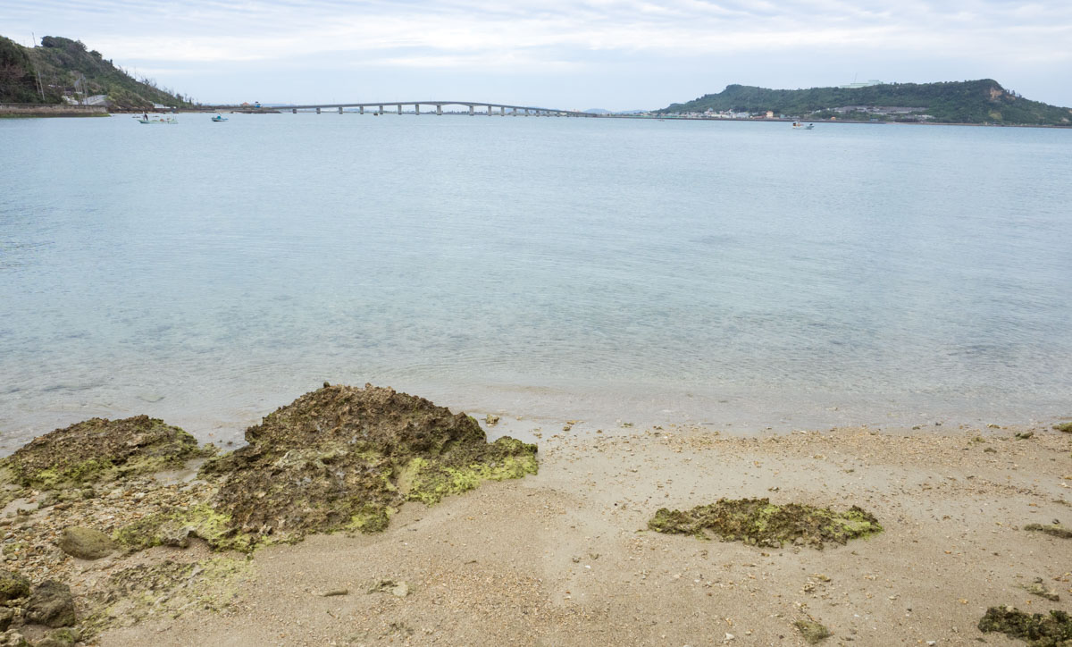 浜比嘉島の橋がみえる