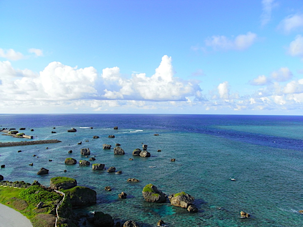 エメラルドブルーの海