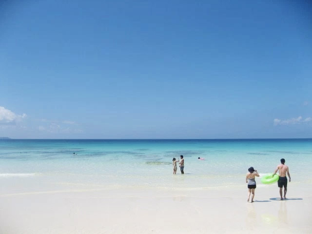 砂山ビーチの海は透明度が高い