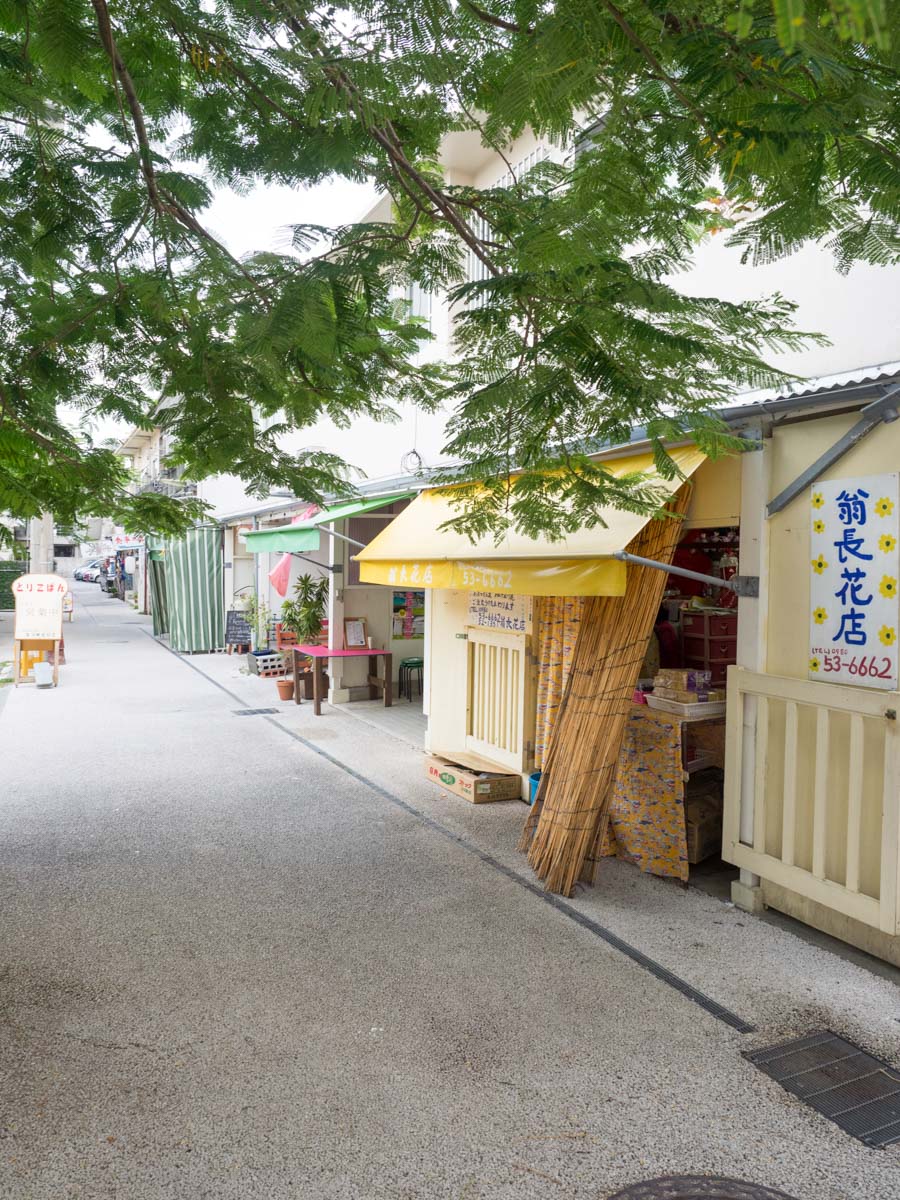 名護市営市場横の通り