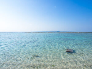 瀬底ビーチの透明な海