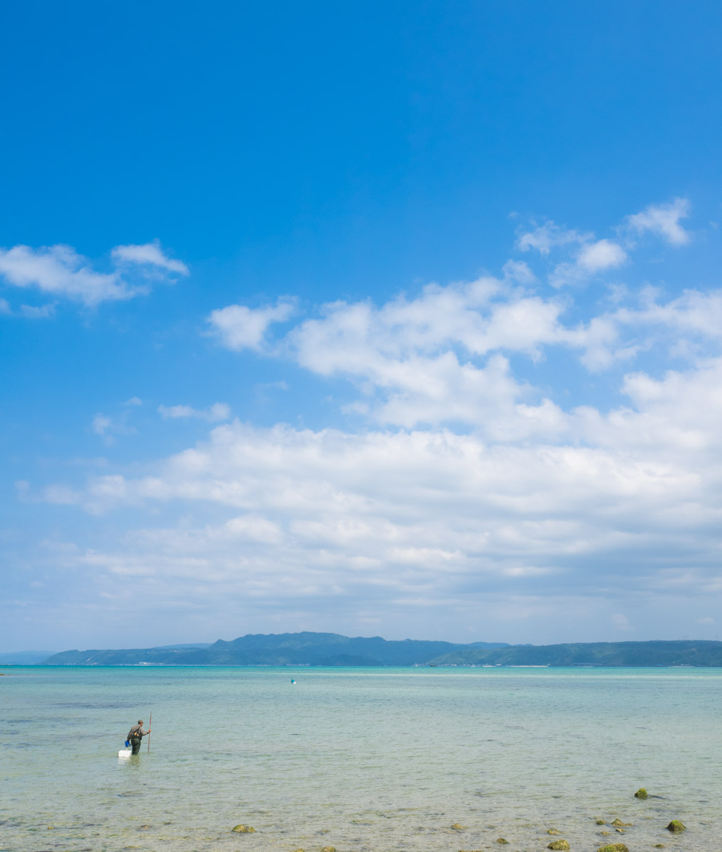 海を歩いていくおじい