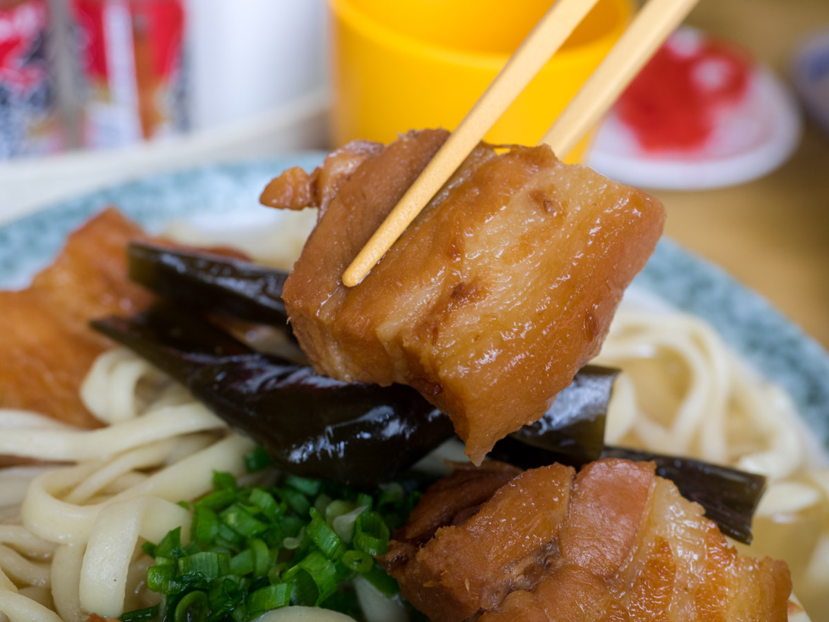 宮里そばの三枚肉そば