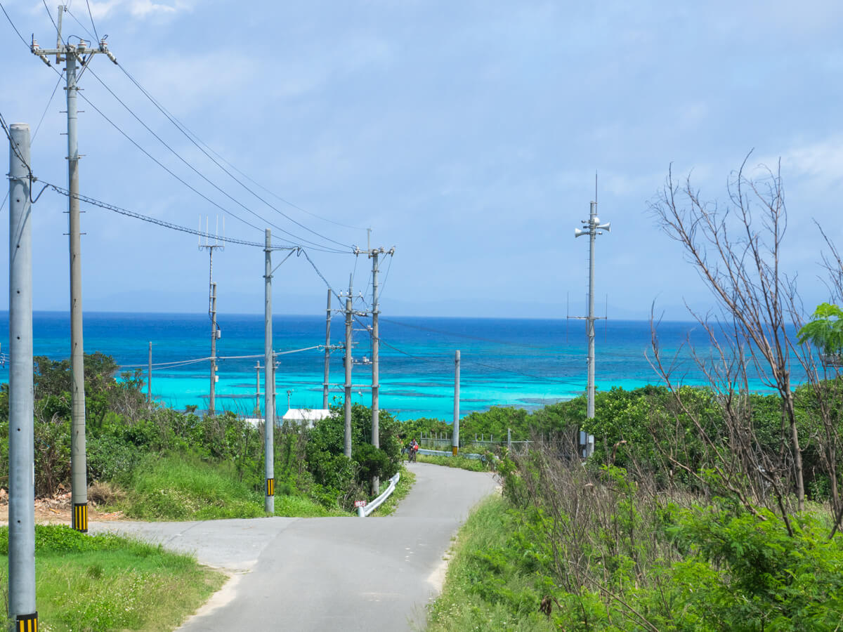 坂道の向こうの海