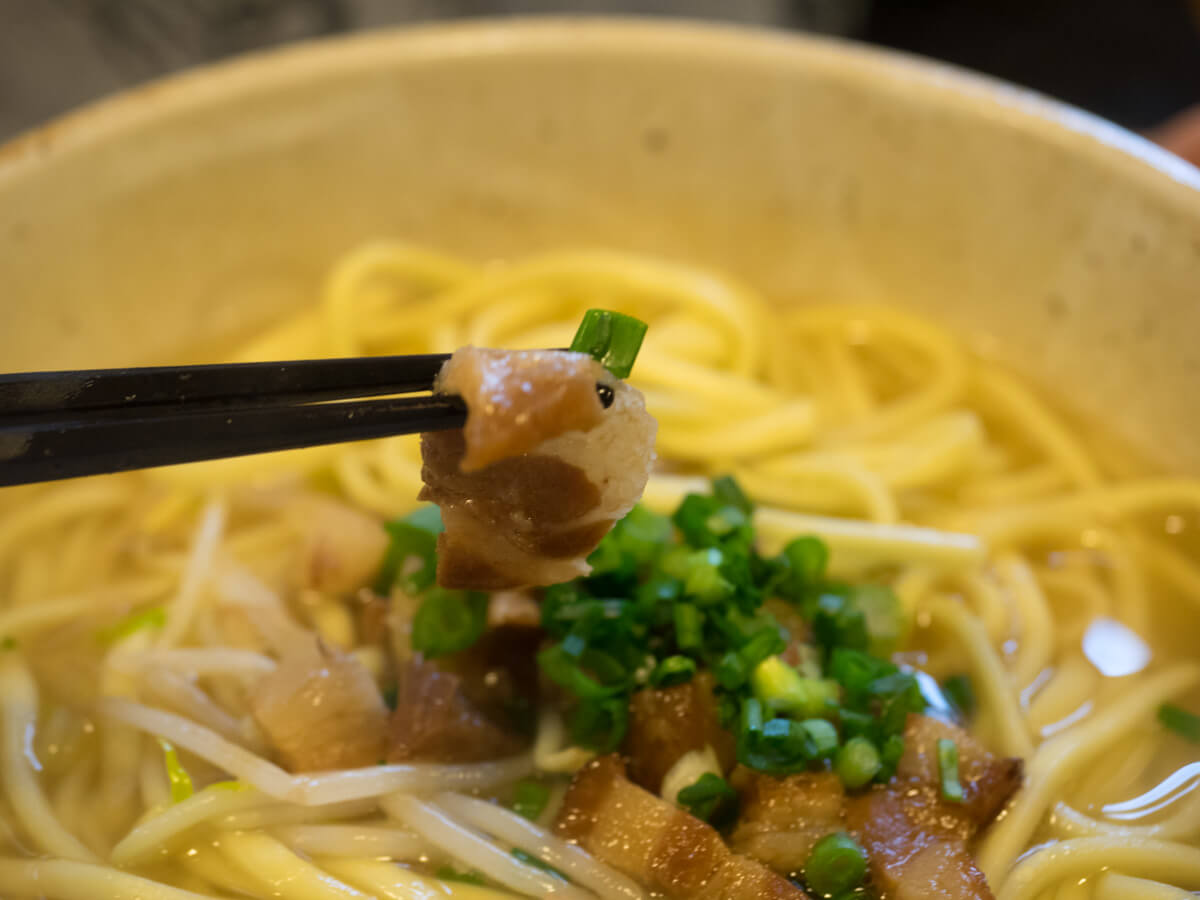 細かく切った豚肉が特長