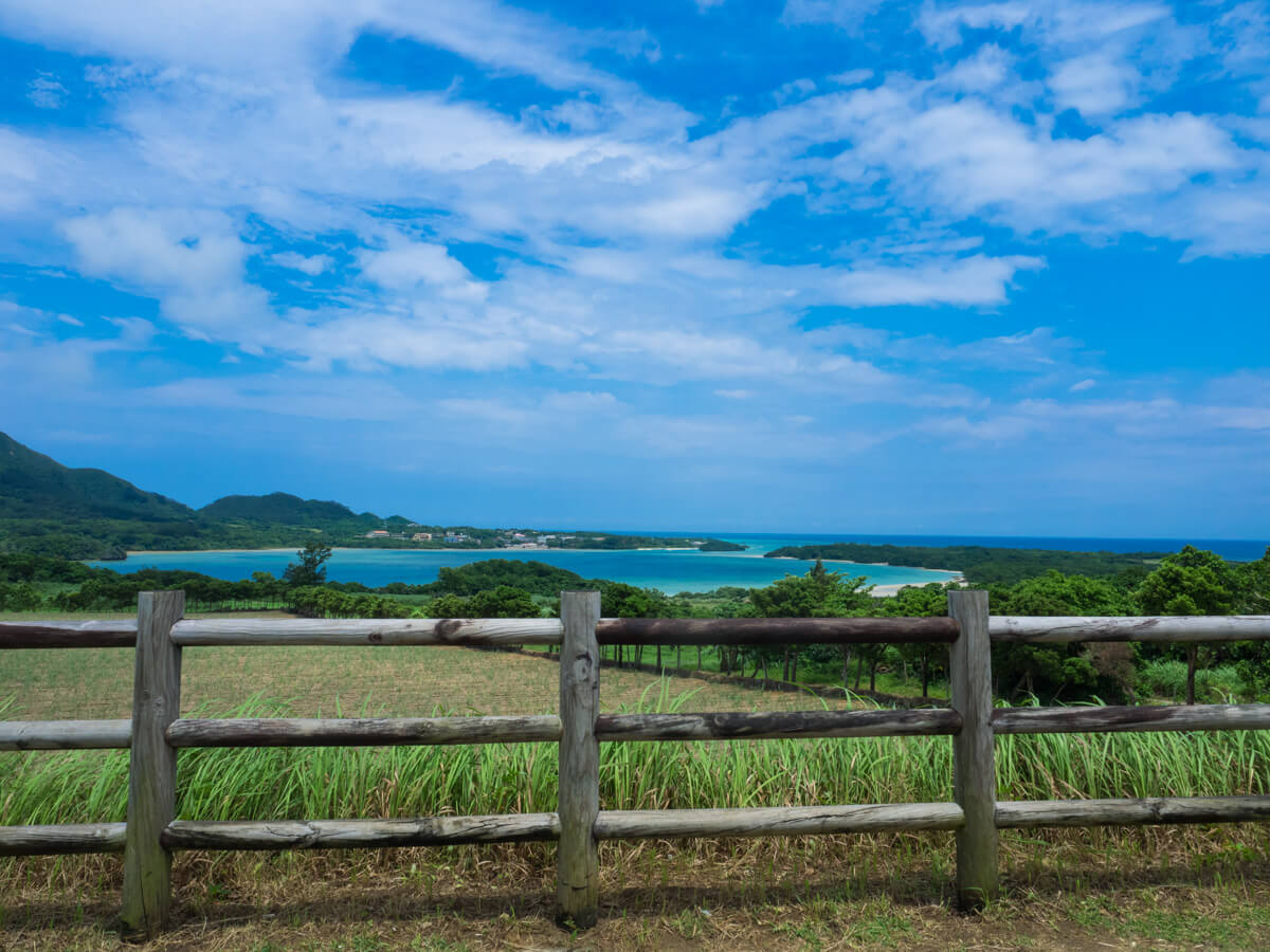 川平湾がみえる景色