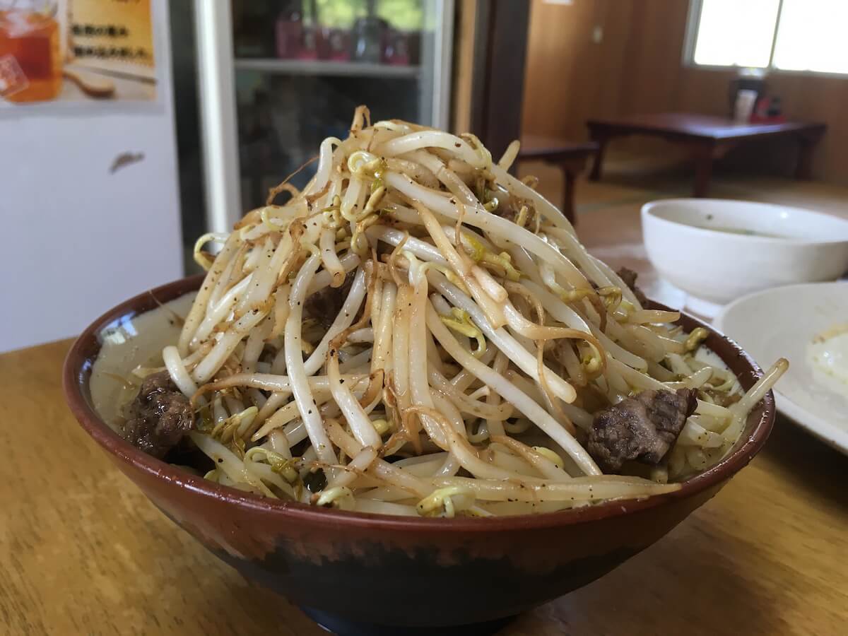 前田食堂の牛肉そばをいただく