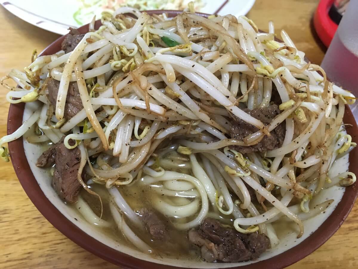 前田食堂の牛肉そばを注文