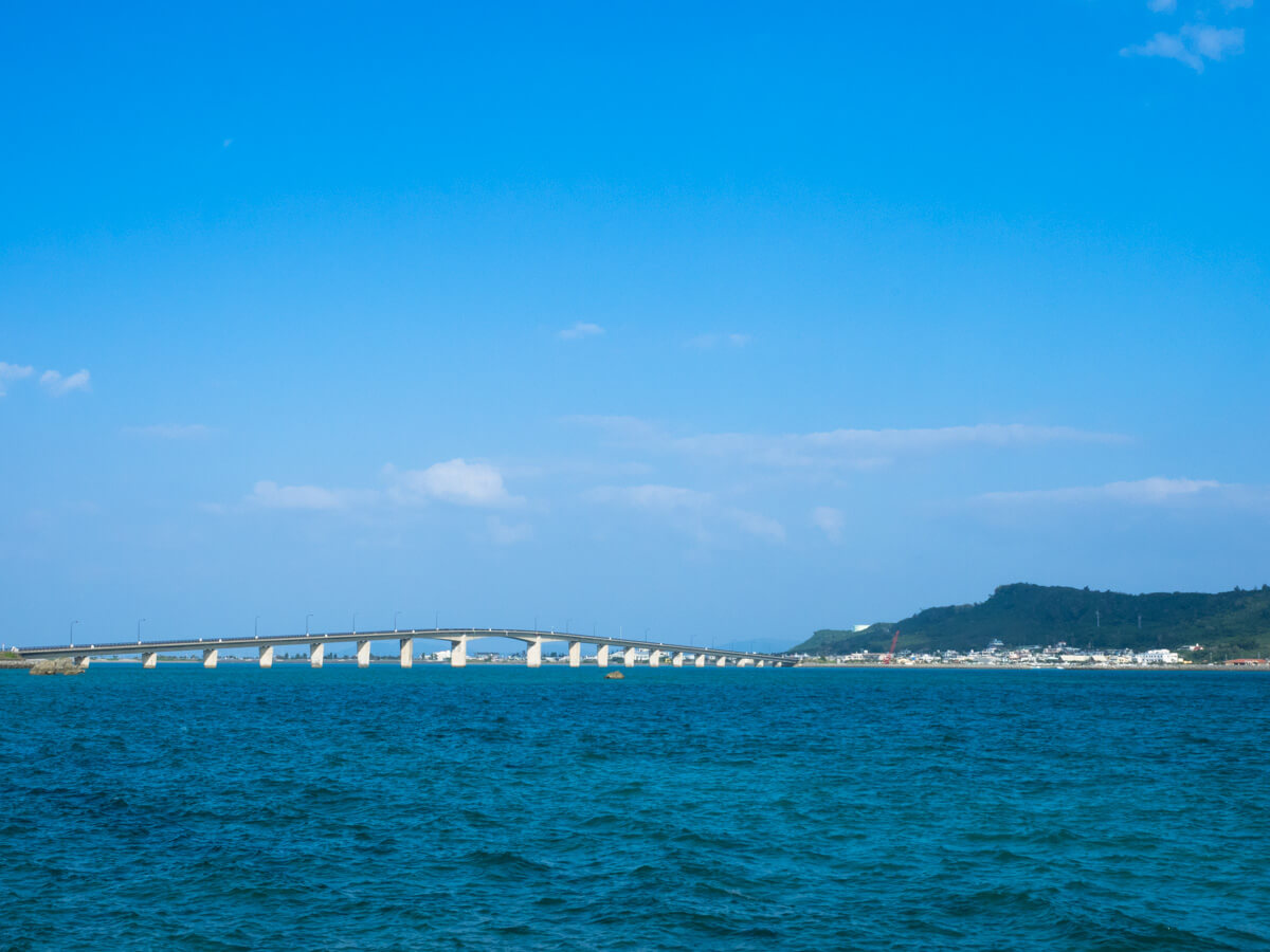 橋を渡って本島から行ける