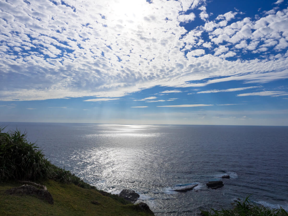 日差しを照り返す海