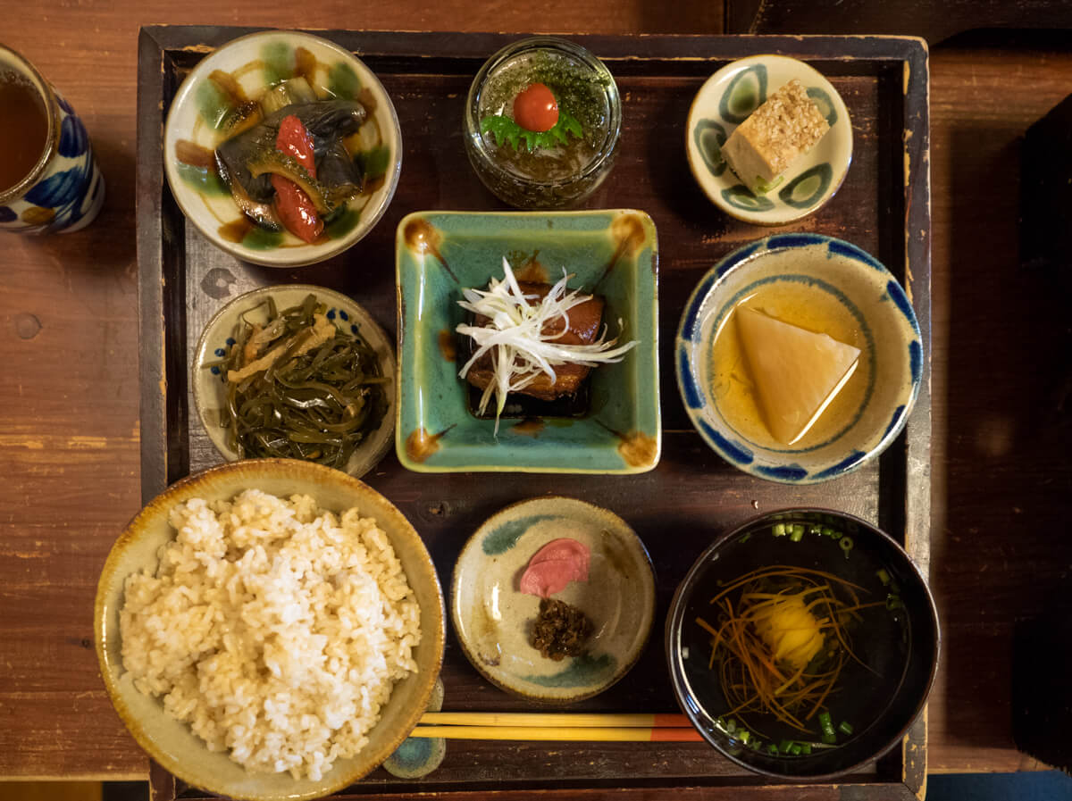 島やさい食堂てぃーあんだ くぇーぶー定食