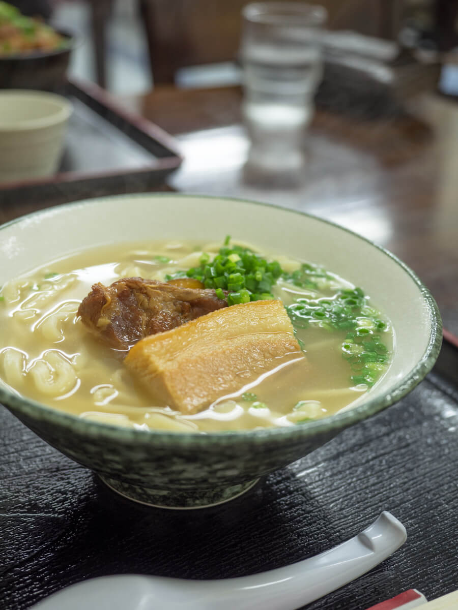 ソーキと三枚肉がのっている