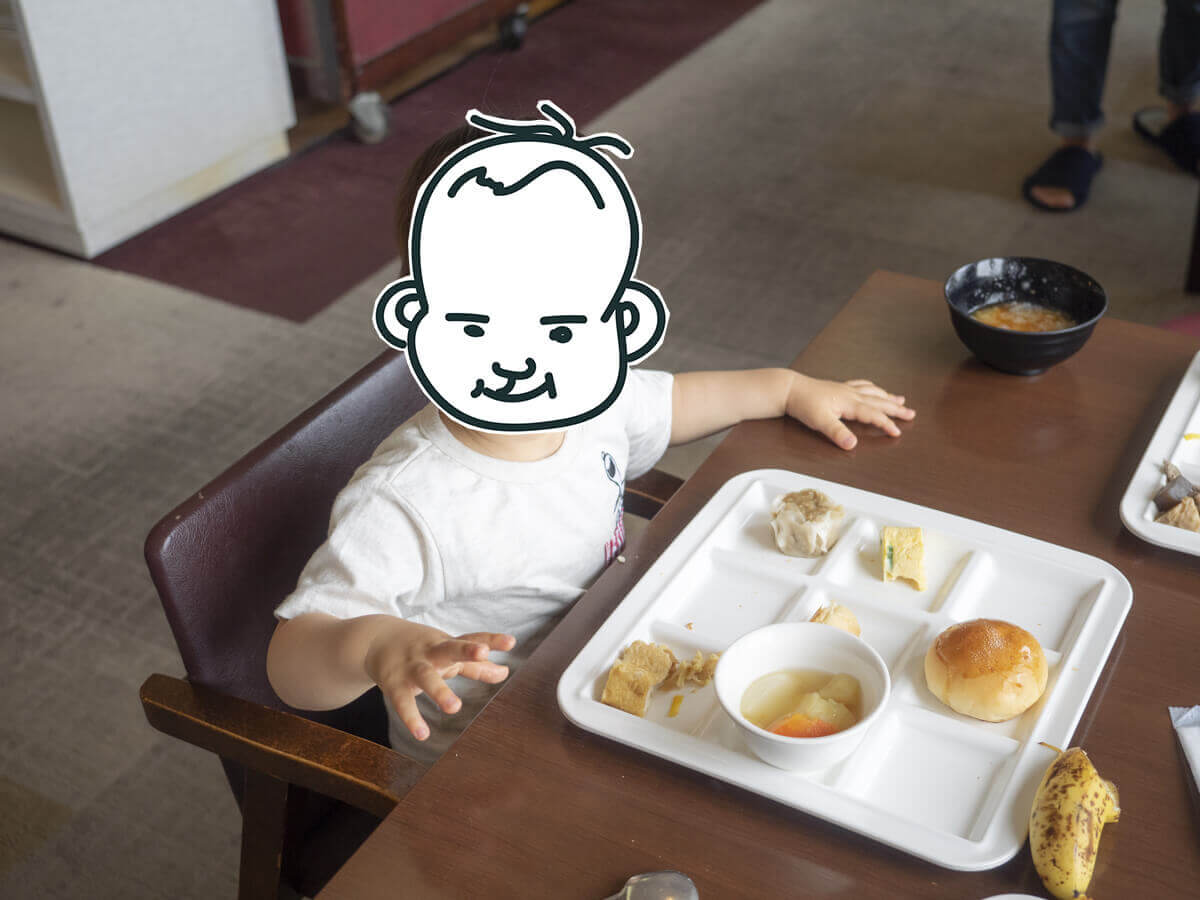 子どももブッフェをおいしそうに食べる