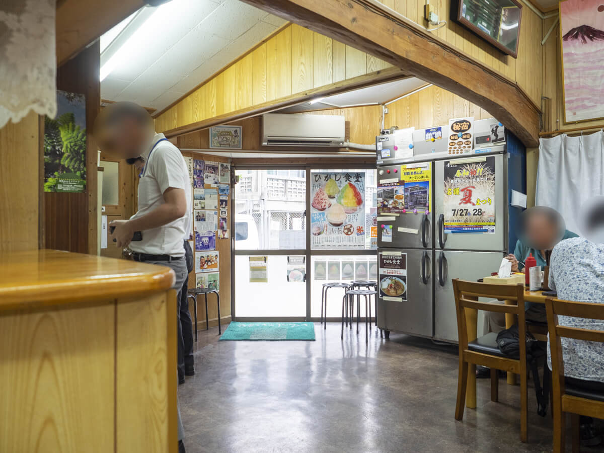 ひがし食堂の店内