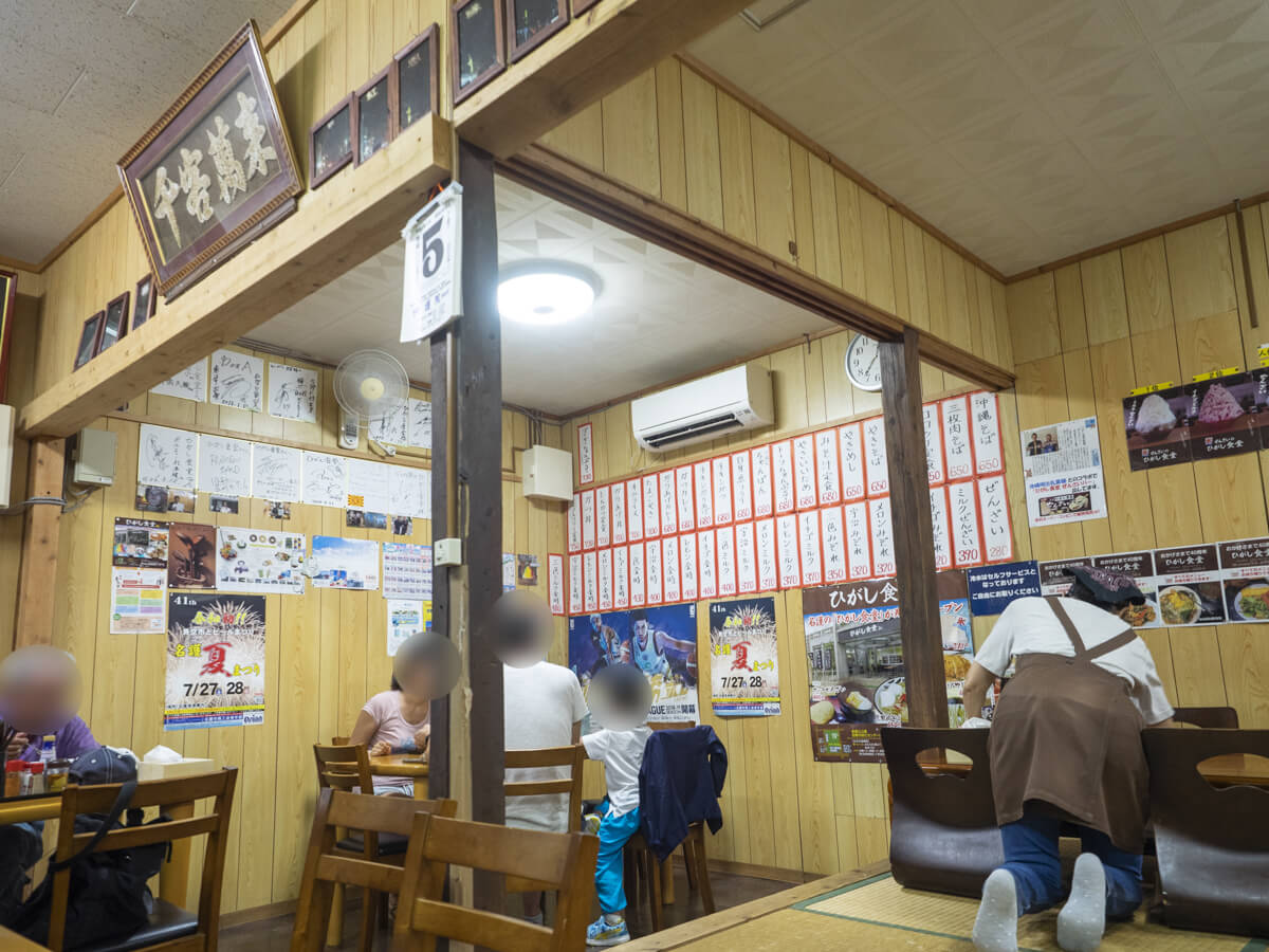 ひがし食堂の雰囲気