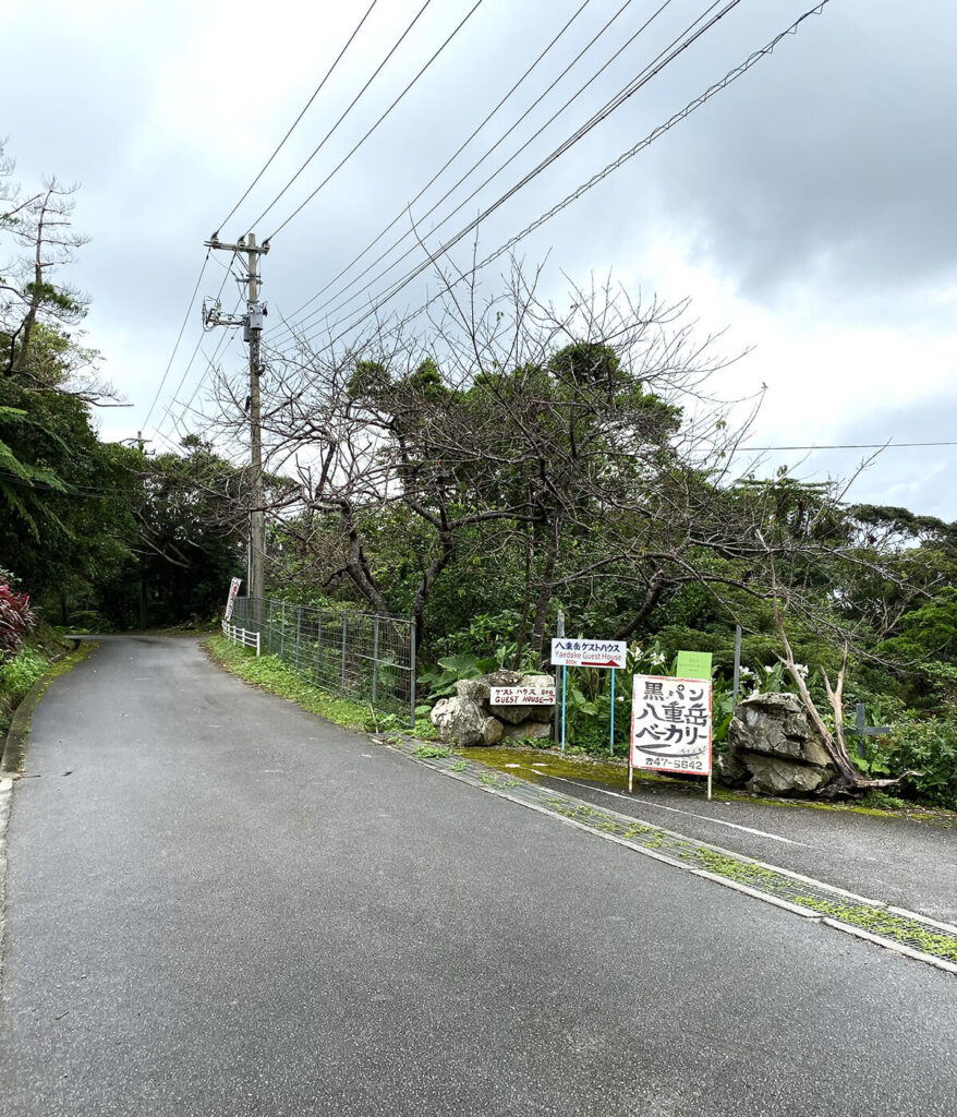 お店の前の道