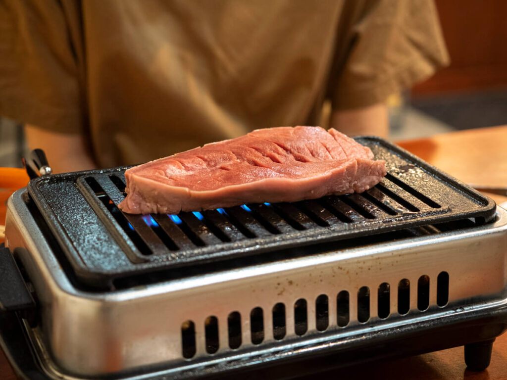 アグー豚のタン丸を焼いてもらう