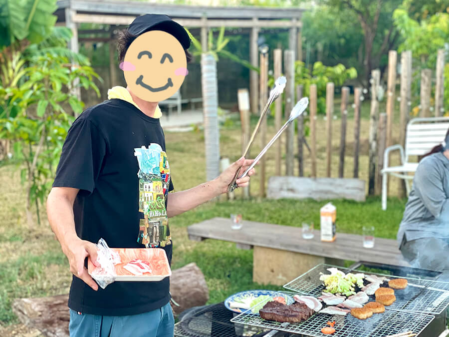 お肉を焼く友人