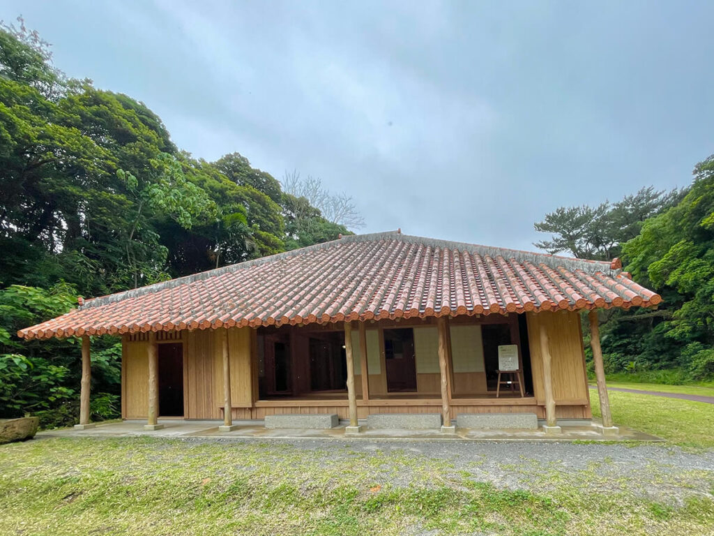 赤屋根の琉球民家