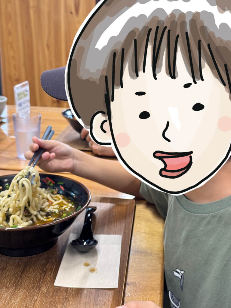 そばを食べる長男くん