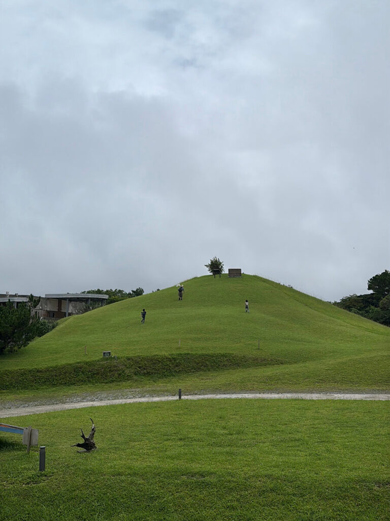 広場には山もある