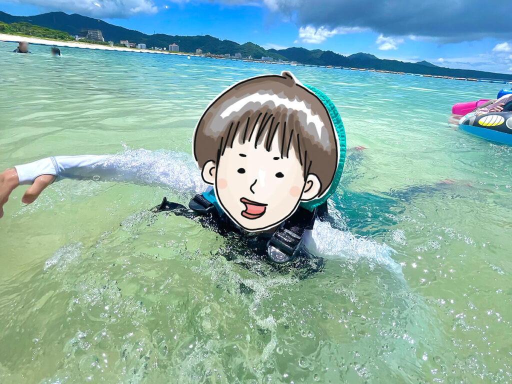 名護ビーチで泳ぐまめた