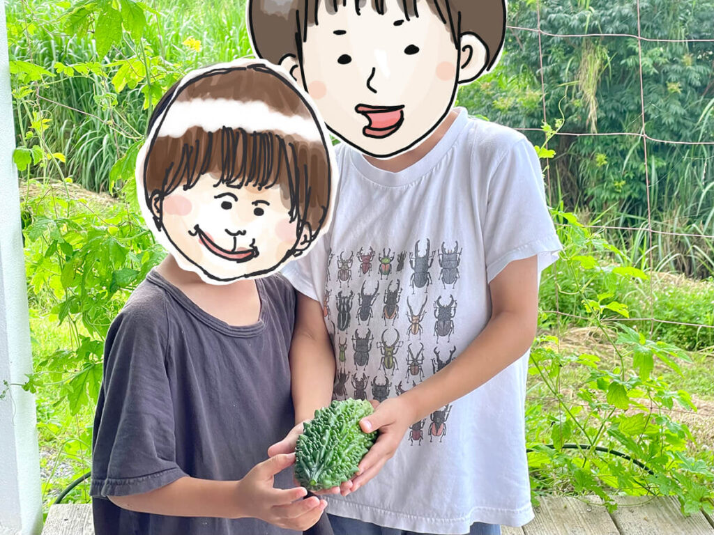 ゴーヤーを収穫した息子たち