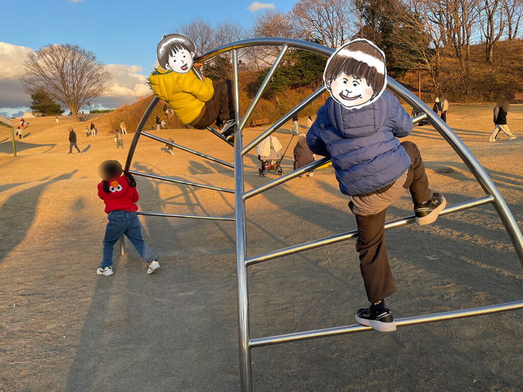遊具で遊ぶ