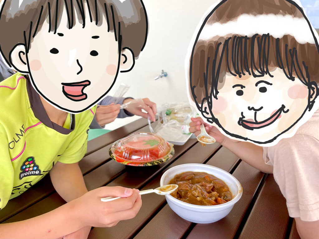 カレーを食べるふたり