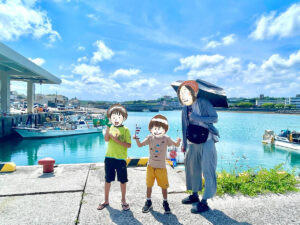 奥武島漁港でピース